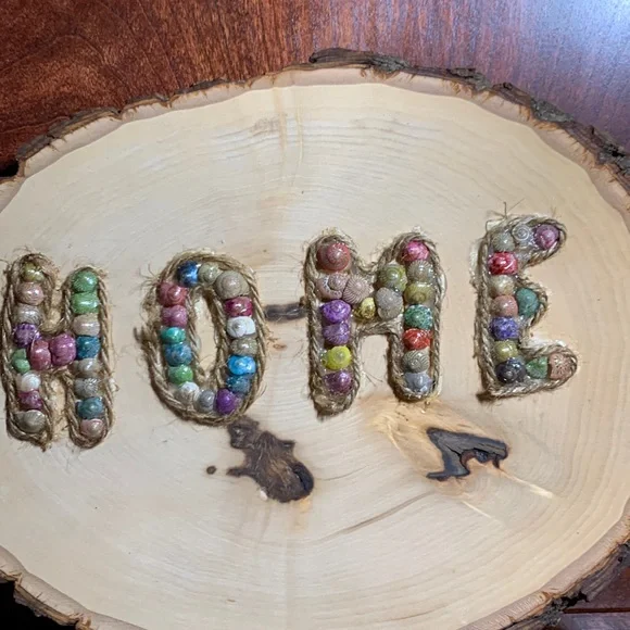 Handmade HOME sign brasswood with shells and jute rope - Picture 2 of 5